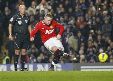 Striker Manchester United, Wayne Rooney, mencetak gol penalti keduanya saat menghadapi tuan rumah Chelsea di laga Liga Primer Inggris di Stadion Stamford Bridge, London, Ahad (5/2). 