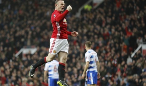 Striker Manchester United, Wayne Rooney merayakan golnya ke gawang Reading pada laga Piala FA, di Old Trafford, Sabtu (7/1). Rooney memecahkan rekor gol Sir Bobby Charlton.