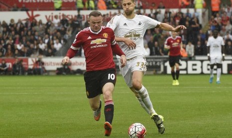 Bek Swansea City Federico Fernandez (kanan)