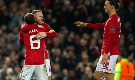 Striker Manchester United, Zlatan Ibrahimovic (kanan) berdiri di dekat Wayne Rooney dan Juan Mata saat keduanya merayakan gol ke gawang Feyenoord pada laga Liga Europa, di Old Trafford, Jumat (25/11) dini hari WIB. Tuan rumah menang 4-0.