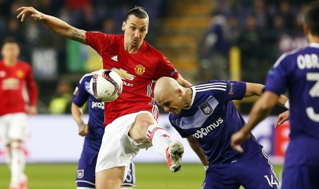 Striker Manchester United, Zlatan Ibrahimovic (kiri) berebut bola dengan bek Anderlecht, Bram Nuytinck pada leg pertama perempat final Liga Europa di stadion Constant Vanden Stock. 