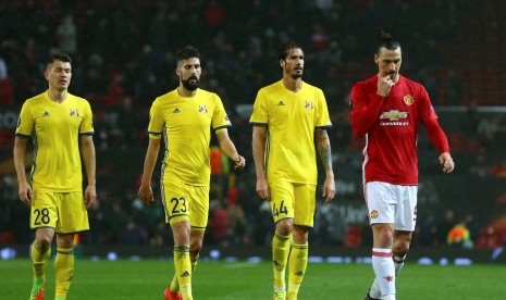 Striker Manchester United Zlatan Ibrahimovic meninggalkan lapangan diikuti para pemain Rostov pada akhir babak pertama leg kedua babak 16 besar Liga Europa di Old Trafford, Jumat (17/3) WIB.