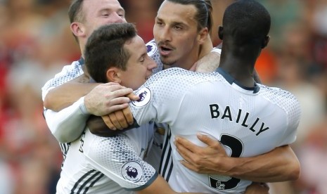 Striker Manchester United Zlatan Ibrahimovic merayakan bersama rekan-rekannya usai mencetak gol ke gawang Bournemouth