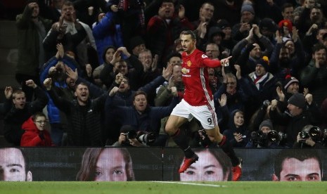 Striker Manchester United, Zlatan Ibrahimovic merayakan golnya ke gawang Sunderland pada laga Liga Primer di Old Trafford, Senin (26/12). United menang 3-1 pada laga ini.