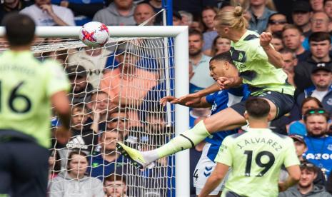 Striker Msnchester City Erling Haaland beraksi saat timnya menghadapi Everton pada lanjutan Liga Primer Inggris 2022/2023, Ahad (14/5/2023). 