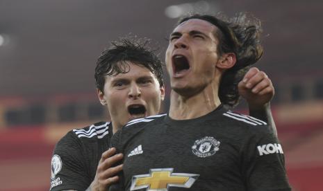 Striker MU Edinson Cavani (kanan) berselebrasi seusai menyamakan kedudukan ke gawang Southampton, Ahad (29/11).