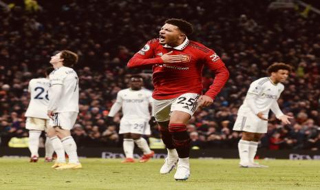 Winger MU Jadon Sancho melakukan selebrasi setelah mencetak gol penyama kedudukan saat timnya menjamu Leeds United di Old Trafford, Kamis (9/2/2023). 