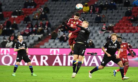 Striker Muenchen Robert Lewandowski berusaha menjebol gawang Arminia,.Ahad (28/11).