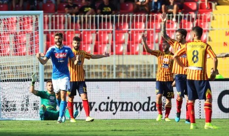 Striker Napoli, Fernando Llorente (kiri) merayakan gol ke gawang Lecce pada laga Seri A, Ahad (23/9). Napoli menang 2-0.