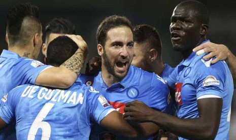 Striker Napoli, Gonzalo Higuain (tengah), melakukan selebrasi bersama rekan setimnya usai menjebol gawang tim lawan. 