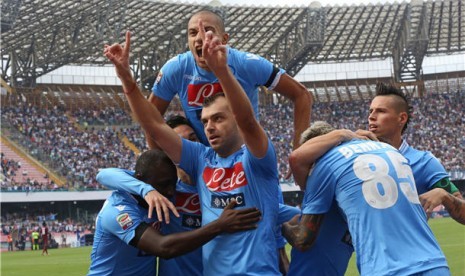 Striker Napoli, Goran Pandev (tengah), melakukan selebrasi bersama rekan setimnya usai menjebol gawang Livorno di laga Serie A Italia di San Paolo Stadium, Napoli, Ahad (6/10). 