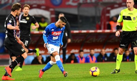 Striker Napoli, Lorenzo Insigne (tengah) beraksi pada laga lawan Sampdoria di San Paolo, Ahad (3/2) dini hari WIB. Napoli menang 3-0.