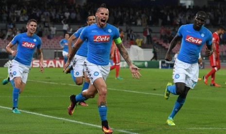 Striker Napoli, Marek Hamsik merayakan gol ke gawang Benfica pada laga Grup B Liga Champions di San Paolo, 29 Semptember. Pada malam ini, kedua tim akan kembali bertemu di stadion Da Luz, kandang Benfica.