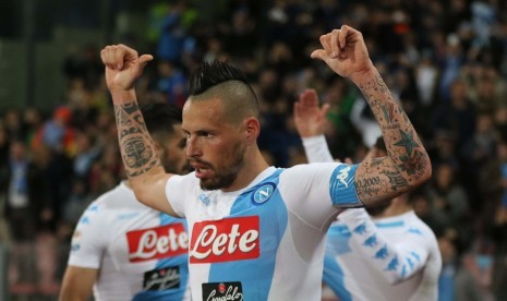 Striker Napoli, Marek Hamsik merayakan golnya ke gawang Juventus pada laga Serie A di stadion San Paolo, Senin (3/4) dini hari WIB. Laga berakhir imbang 1-1.