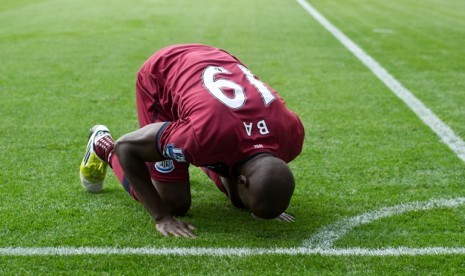 Striker Newcastle United Demba Ba melakukan selebrasi gol dengan sujud saat melawan Reading