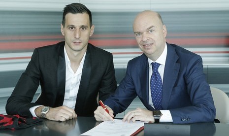 Striker Nikola Kalinic (kiri). (Sumber foto: acmilan.com)