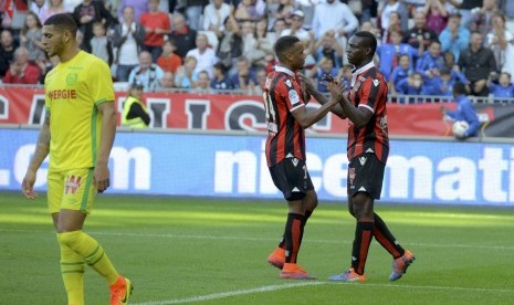 Striker OGC Nice, Mario Balotelli (kanan) merayakan golnya ke gawang Nantes pada laga Ligue 1, Ahad (30/10). Nice menang 4-1 pada laga ini.