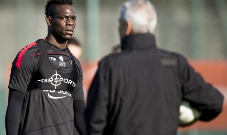 Striker OGC Nice, Mario Balotelli (kiri) dan pelatih, Lucien Favre.