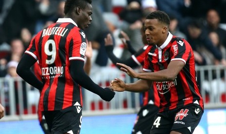 Striker OGC Nice, Mario Balotelli (kiri) merayakan golnya ke gawang Dijon pada laga Ligue 1 di stadion Allianz Riviera, Ahad (18/12). Balotelli mencetak dua gol pada laga ini.