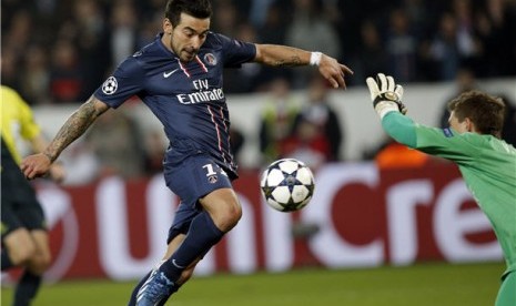 Striker Paris Saint Germain, Ezequiel Lavezzi (kiri), melepaskan tembakan menjebol gawang kiper Valencia, Vicente Guaita, di babak 16 besar Liga Champions di Parc des Princes, Paris, Rabu (6/3). 