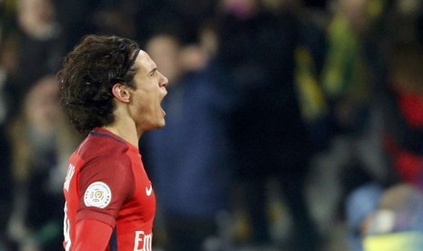 Striker Paris Saint-Germain (PSG), Edinson Cavani merayakan golnya ke gawang Nantes pada laga Ligue 1 di stadion La Beaujoire, Sabtu (21/1). PSG menang 2-0.