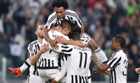 Striker Paul Dybala merayakan gol bersama para pemain Juventus ketika mengalahkan Bologna 3-1 di kompetisi Serie A Italia di Juventus Stadium, Turin, Senin (5/10)