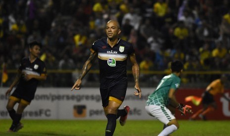 Striker Persela Lamongan Ivan Carlos (tengah) melakukan selebrasi usai mencetak gol ke gawang Persegres Gresik United dalam lanjutan kompetisi sepak bola Liga-1 di Stadion Petrokimia Gresik, Jawa Timur, Senin (5/6) malam. 