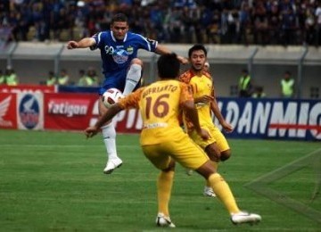 Striker Persib Bandung, Christian Gonzales (kiri), dibayangi dua pemain Sriwijaya FC pada laga Liga Super Indonesia.