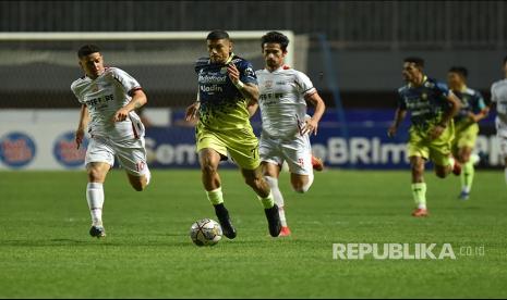 Striker Persib Bandung Ciro Alves menggiring bola pada laga antara Persib Bandung melawan Persis Solo di Stadion Pakansari Bogor, Selasa (4/4/2023).