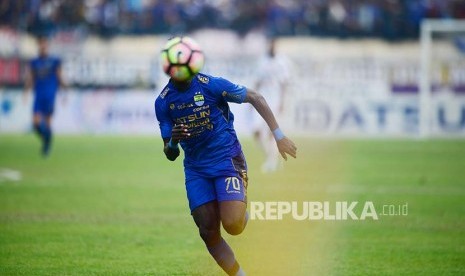 Striker Persib Bandung Ezechiel Ndouasel pada pertandingan Gojek Traveloka Liga 1 antara Persib Bandung melawan Bali United, Kamis (21/9) di Stadion Si Jalak Harupat, Kab Bandung. 