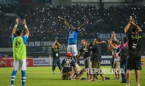 Striker Persib Bandung Ezechiel Ndouasel (tengah) memimpin ritual Viking Clap usai mengalahkan Persipura Jayapura pada Gojek Liga 1 di Stadion Gelora Bandung Lautan Api (GBLA), Bandung, Jawa Barat, Sabtu (12/5). 