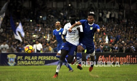 Striker Persib Bandung Ezechiel Ndouassel (tengah) dihadang dua gelandang Perserang FC Junaedi (kanan) dan Okto Nanda (kiri) saat bermain pada Laga Persahabatan kedua klub di Stadion Maulana Yusuf Serang, Banten, Kamis (1/3).