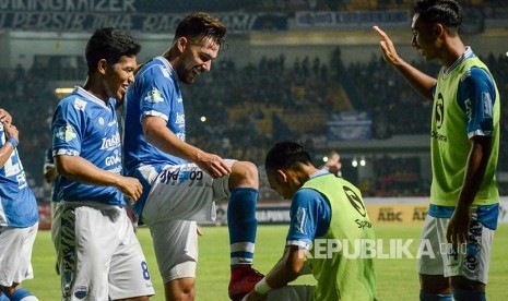 Striker Persib Bandung Jonathan Bauman (kedua kiri) melakukan seleberasi seusai mencetak gol ke gawang PSM Makasar saat menjalani laga lanjutan Go-jek Liga 1 antara Persib Bandung melawan PSM Makasar di Stadion Gelora Bandung Lautan Api (GBLA), Bandung, Jawa Barat, Rabu (23/5) malam. 