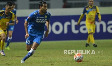 Striker Persib Bandung Marcos Abel Flores Benard menggiring bola dalam pertandingan Torabika Soccer Championship 2016 melawan Persiba Balikpapan di Bekasi, Sabtu (1/9). 