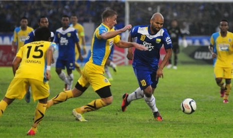 Striker Persib Bandung, Sergio Van Dijk (kanan), menggiring bola saat menghadapi Gresik United dalam laga Indonesia Super League (ISL) di stadion Siliwangi, Bandung, Jawa Barat, Sabtu (30/3). 