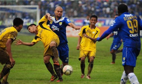 Striker Persib Bandung, Sergio Van Dijk (tengah), berebut bola dengan pemain Barito Putera dalam lanjutan kompetisi Indonesia Super League (ISL) di Stadion Siliwangi Bandung, Jawa Barat, Rabu (3/4). 