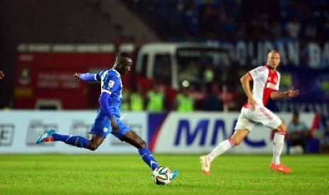 Striker Persib Bandung, Tantan mencoba melepaskan tendangan dibayangi be Ajax Amsterdam, Stefano Denswil di laga persahabatan di Stadion Jalak Harupat, Rabu (14/5).