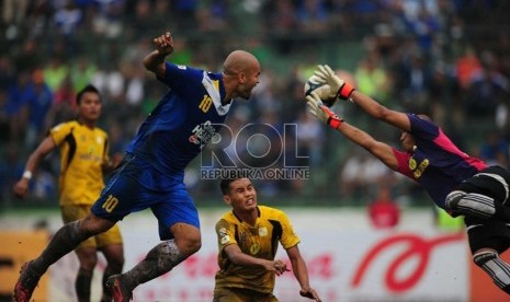   Striker Persib, Serginho Van Dijk, berusaha menanduk  bola dalam pertandingan LSI 2013 di Stadion Siliwangi, Bandung, Rabu (3/4).  (Republika/Yogi Ardhi)