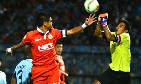 Striker Persija Bambang Pamungkas saat menghadapi Persela, Selasa (7/4) malam