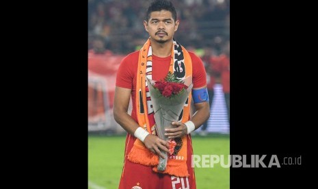 Striker Persija Jakarta Bambang Pamungkas  membawa bunga usai laga terakhirnya bersama Persija di Stadion Utama Gelora Bung Karno (GBK), Jakarta, Selasa (17/12)