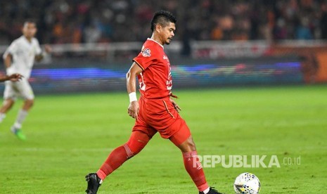 Striker Persija Jakarta Bambang Pamungkas mengontrol bola pada laga terakhirnya bersama Persija Jakarta di Stadion Utama Gelora Bung Karno (GBK), Jakarta, Selasa (17/12).