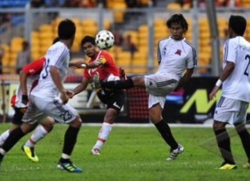 Striker Persija Jakarta, Bambang Pamungkas (tengah), melesatkan bola ke arah gawang Deltras Sidoarjo pada pertandingan Liga Super Indonesia (ISL) musim 2011/2012 di Stadion Utama Gelora Bung Karno Senayan, Jakarta, Kamis (1/12).