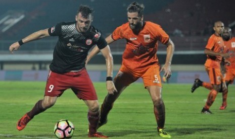 Striker Persija Jakarta Marco Simic (kiri).