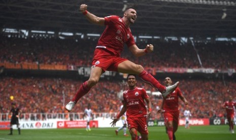 Striker Persija Jakarta Marko Simic berselebrasi usai mencetak gol ke gawang Mitra Kukar dalam laga terakhir Liga 1 di Stadion Utama Gelora Bung Karno, Jakarta, Ahad (9/12).