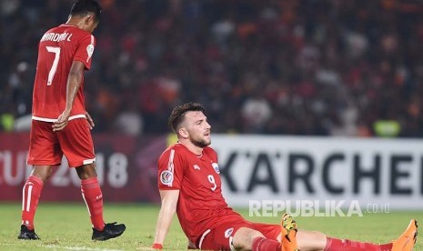 Striker Persija Jakarta Marko Simic (kanan) bersama Ramdani Lestaluhu (kiri) terduduk dalam laga leg kedua babak semifinal zona ASEAN Piala AFC melawan Home United di Stadion Utama Gelora Bung Karno, Senayan, Jakarta, Selasa (15/5)