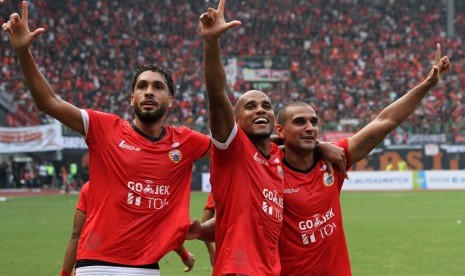 Striker Persija Jakarta, Reinaldo Elias (tengah) bersama rekannya melakukan selebrasi usai mencetak gol gawang Persiba Balikpapan pada pertandingan Liga 1, di Stadion Patriot Candrabhaga, Bekasi, Jawa Barat, Sabtu (12/8). 