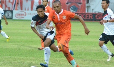 Striker Persisam Putra Samarinda, Ferdinand Sinaga, dikawal ketat pemain belakang Pelita Bandung Raya (PBR), Edi Hafid.