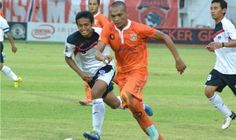 Striker Persisam Putra Samarinda, Ferdinand Sinaga (dua kanan), dikawal ketat pemain belakang Pelita Bandung Raya (PBR), Edi Hafid, pada laga lanjutan Indonesia Super Liga (ISL) yang berlangsung di Stadion Segiri Samarinda, Kalimantan Timur, Jumat (25/1). 