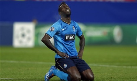 Striker Porto Varela terduduk kecewa setelah kepastian timnya tersingkir dari Liga Champions.