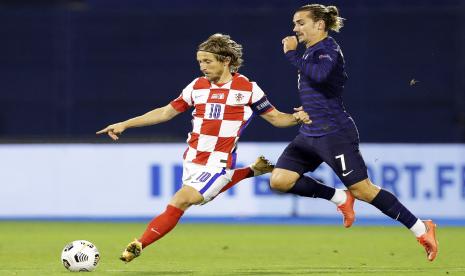 Striker Pracnsi Antoine Griezmann membayangi pergerakan gelandang Kroasia Luca Modric pada laga lanjutan Liga Bangsa-Bangsa, Kamis (15/10).